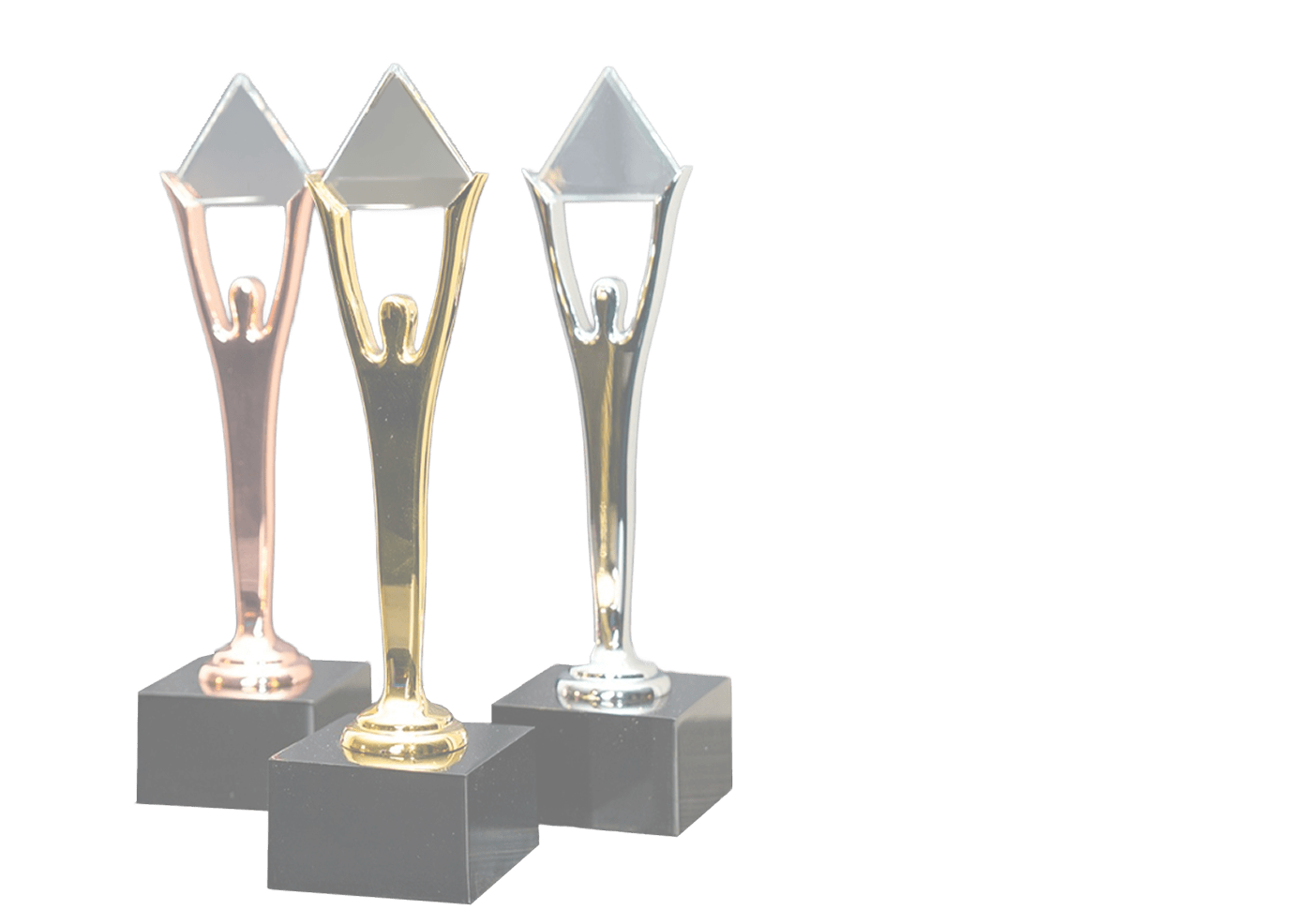 Trois trophées récompensant les accomplissements de SiteGround en matière de service, d'environnement de travail et d'innovation