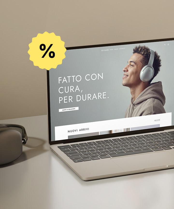 Mockup di laptop che mostra un sito web di e-commerce con il testo “CRAFTED WITH CARE, MADE TO LAST” e un uomo che indossa le cuffie. Un adesivo giallo percentuale si sovrappone all\'angolo in alto a sinistra dello schermo.