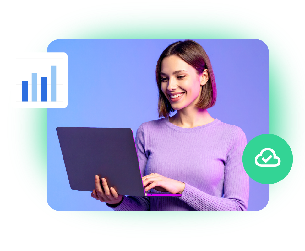 Una mujer sonriente trabajando en un portátil, con iconos de análisis de datos y servicios cloud flotando cerca.
