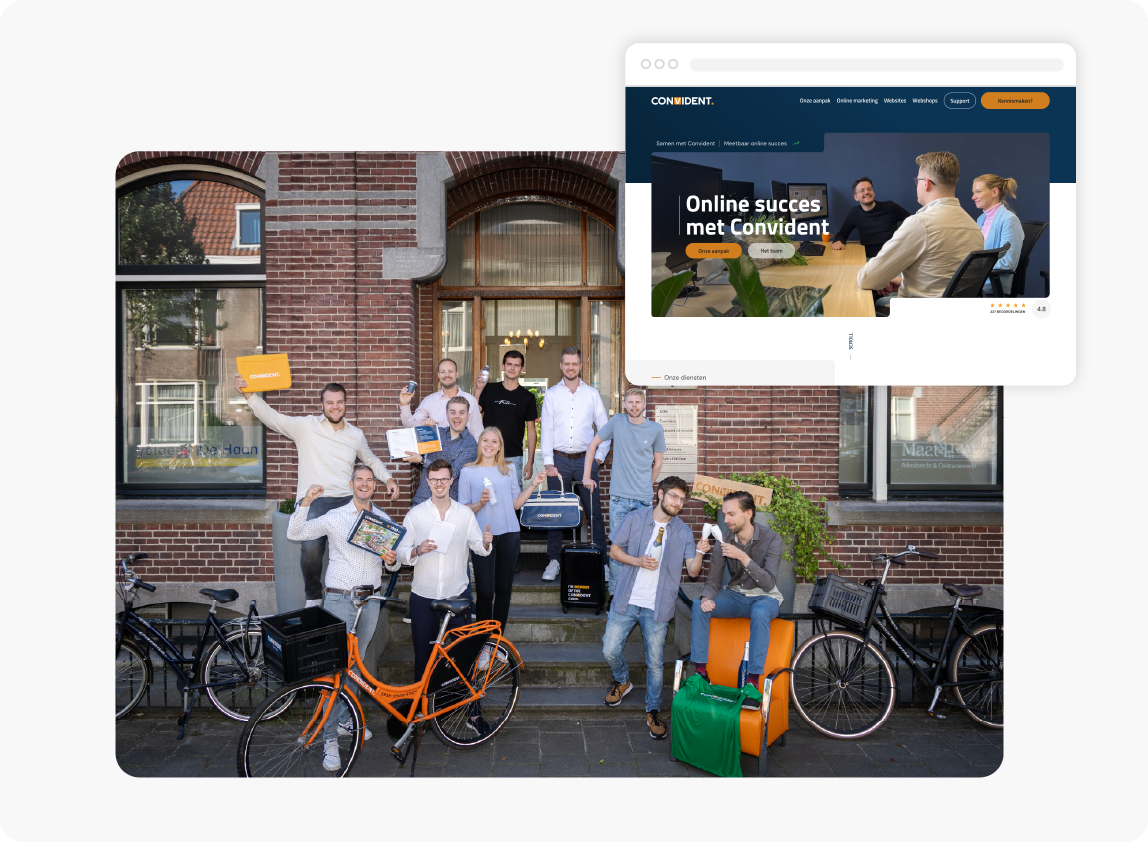 Un equipo de una agencia web posando en las escaleras fuera de su oficina, con una ventana del navegador mostrando su portafolio.