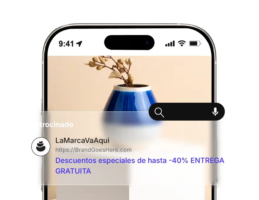 Maqueta de un teléfono móvil que muestra un anuncio de búsqueda patrocinado con el nombre de una marca, una imagen de producto y una oferta de descuento, representando textos y creatividades de anuncios para Google generados con IA.