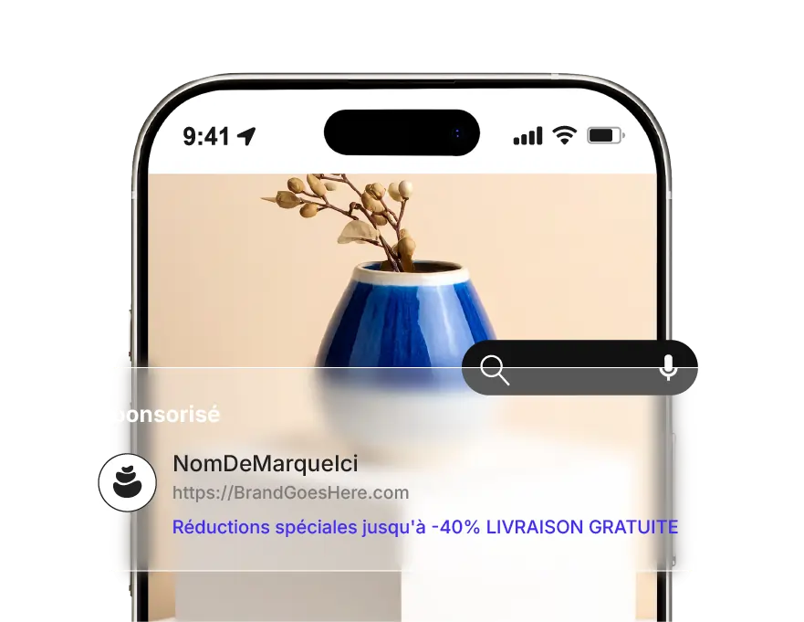 Maquette de mobile affichant une annonce de recherche sponsorisée affichant une marque, image de produit et une offre, représentant textes et créations publicitaires Google générés par IA.