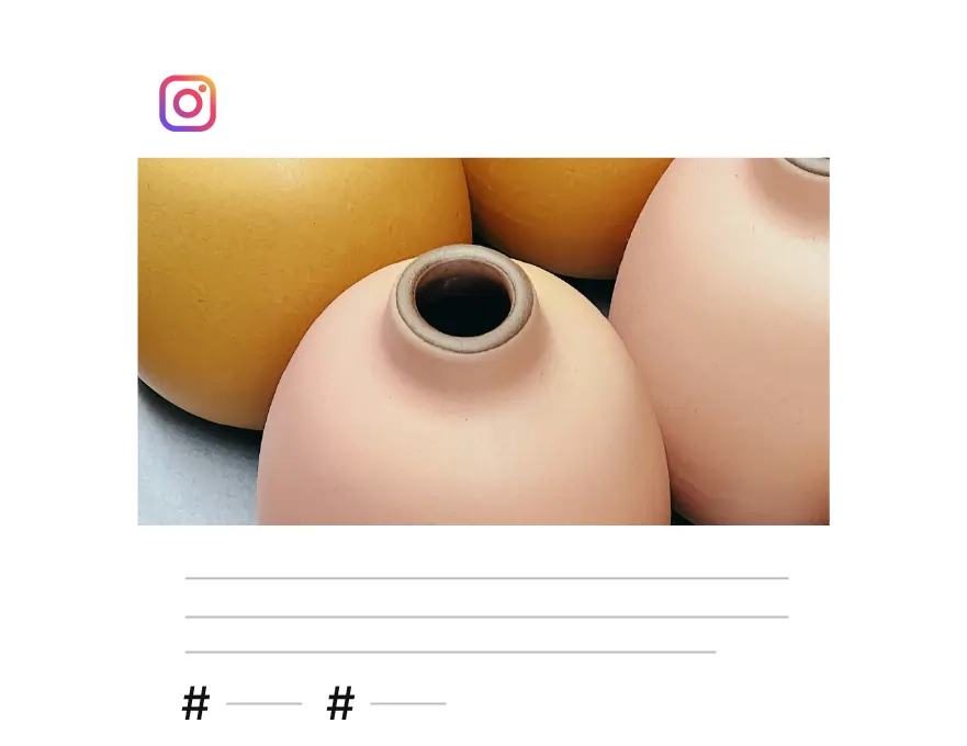 Maqueta de una publicación de Instagram que muestra una imagen de estilo de vida visualmente atractiva, con líneas de texto y hashtags debajo, representando contenido para Instagram generado con IA.