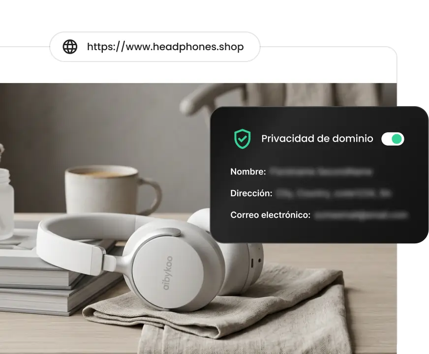 Auriculares sobre un escritorio con una superposición del panel de privacidad de dominio mostrando los datos de contacto personales protegidos