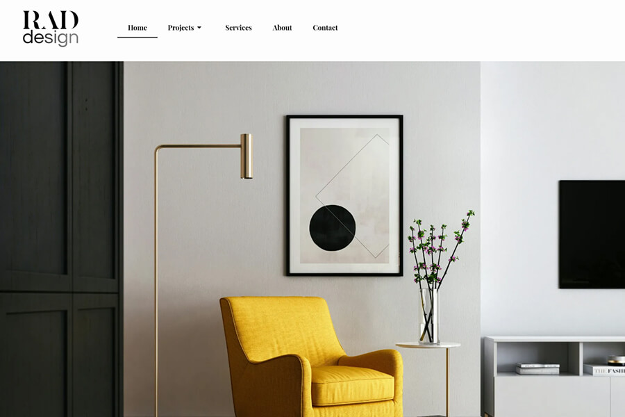 Layout del sito web di un'agenzia di interior design: landing page minimalista con una poltrona gialla, una moderna lampada da terra e decorazioni murali geometriche.